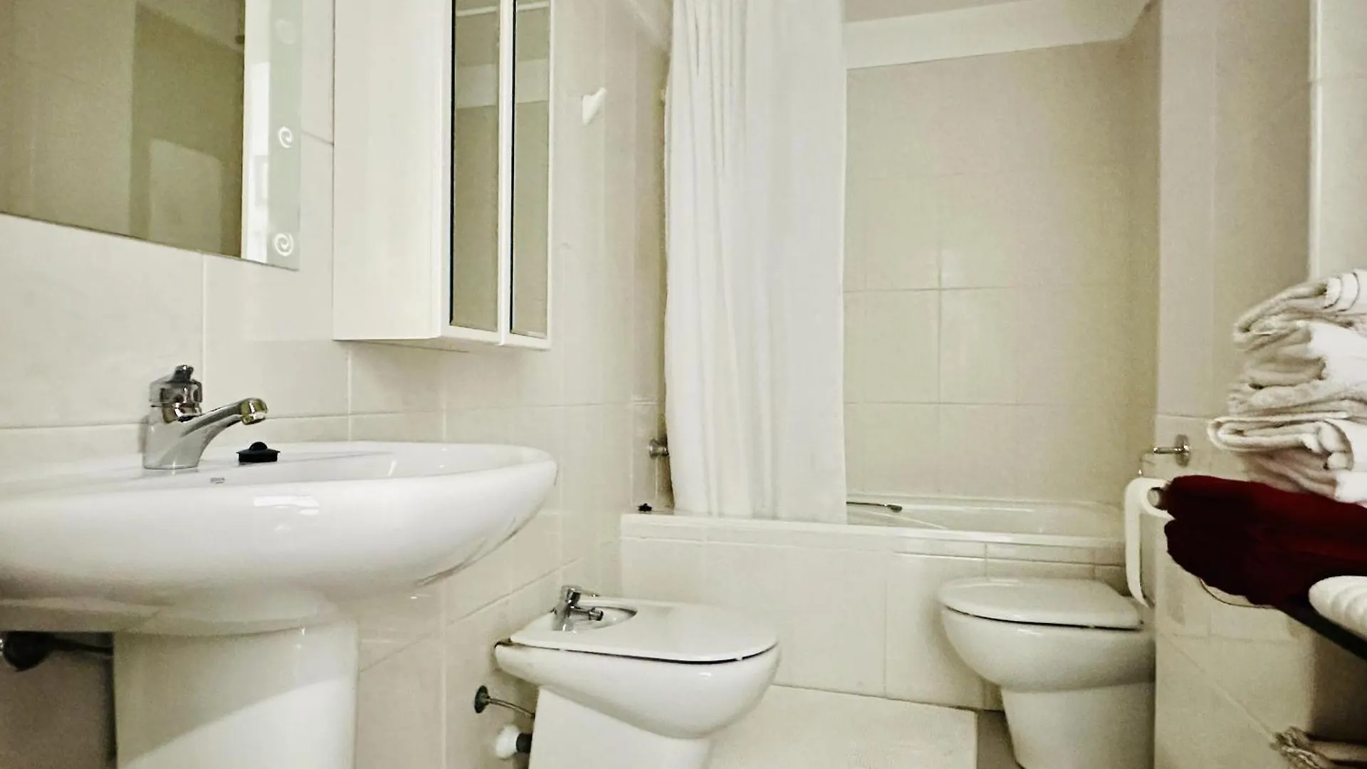 3390 Maritim B 1-A. A Primera Linea De Mar, En Corazon Mismo De Roses A Tocar De La Playa - Es-258-147